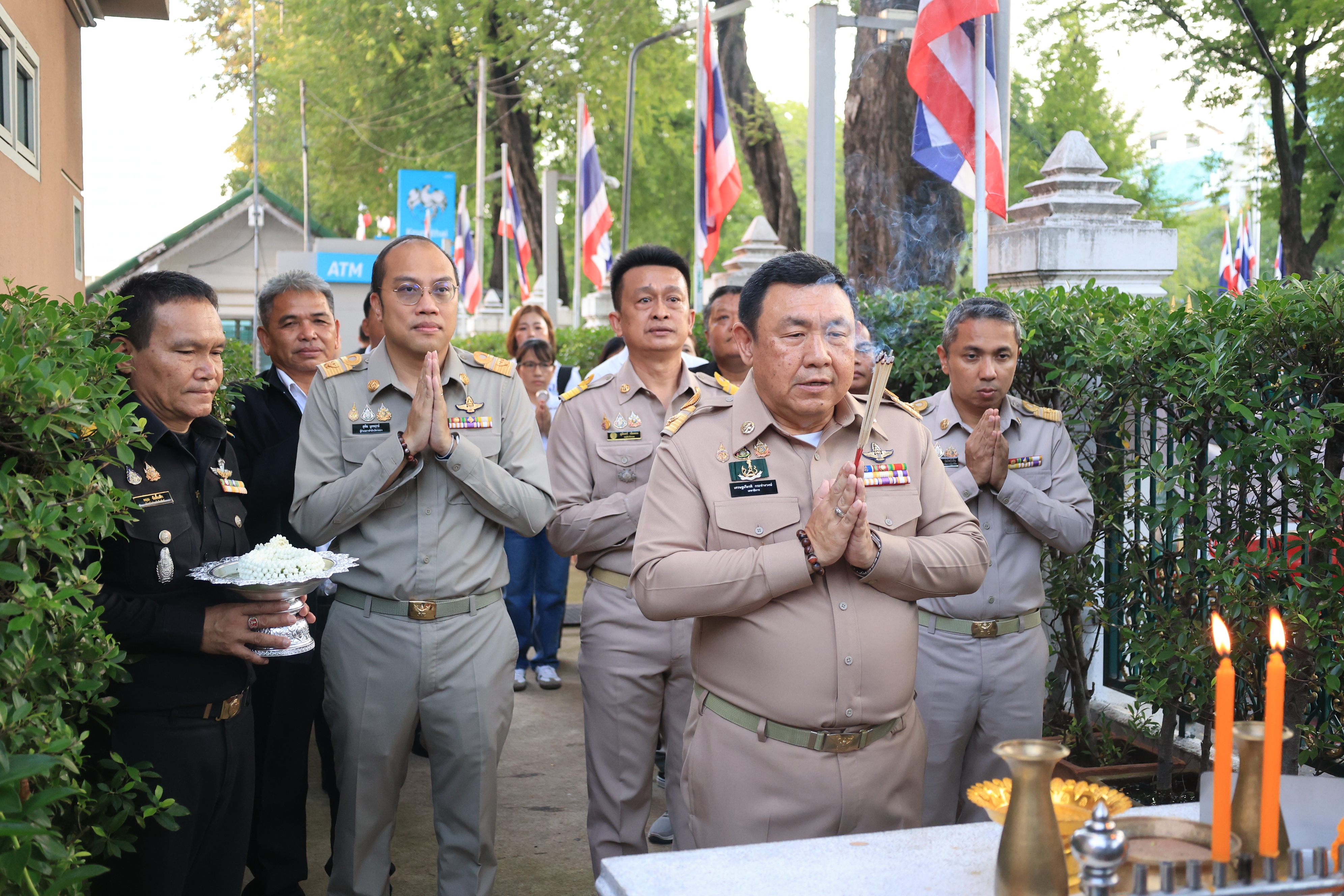title - เลขาธิการ ส.ป.ก. และผู้เกษียณอายุราชการ สักการะสิ่งศักดิ์สิทธิ์ประจำ กระทรวงเกษตรและสหกรณ์ และ สำนักงานการปฏิรูปที่ดินเพื่อเกษตรกรรม เนื่องในโอกาสเกษียณอายุราชการ